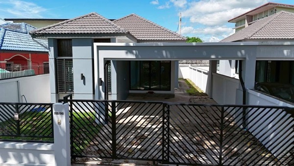 ขายบ้านเดี่ยวชั้นเดียว 50 ตร.วา ไร่กล้วย ศรีราชา พร้อมอยู่ ทำเลน่าอยู่ เหมาะทั้งอยู่อาศัยและลงทุน Tel 06-28926536